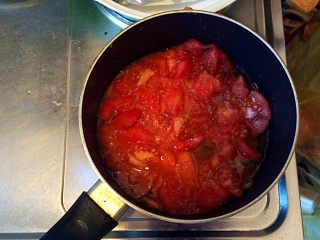 土豆牛肉丸子烩饭,倒入西红柿块。
