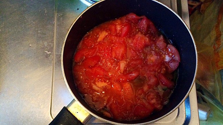 土豆牛肉丸子烩饭,倒入西红柿块。
