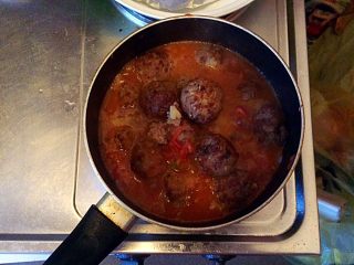 土豆牛肉丸子烩饭,当炒成西红柿酱时，倒入煎好的丸子，并将泡香菇的水倒入锅中，加入少许的盐，盖上锅盖，大火煮约5分钟。