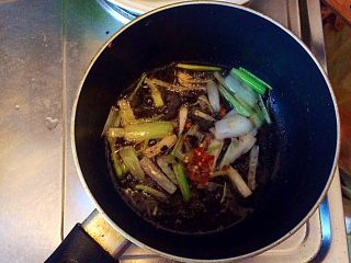 土豆牛肉丸子烩饭,煎出葱香味后，根据个人口味加入适量的干辣椒（碎）。