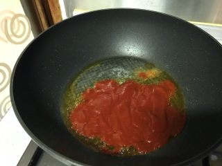狗年旺旺，年夜饭系列9️⃣亲民锅包肉,倒入半碗番茄酱。