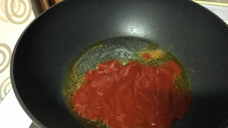狗年旺旺，年夜饭系列9️⃣亲民锅包肉,倒入半碗番茄酱。