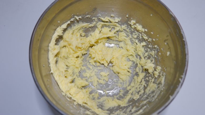 花生饼干,打蛋器搅拌均匀，无需打发黄油。