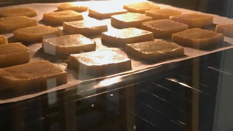 花生饼干,取出切0.7cm厚的薄片。放入预热好170度的烤箱中层，上火170度，下火150度，15-18分钟