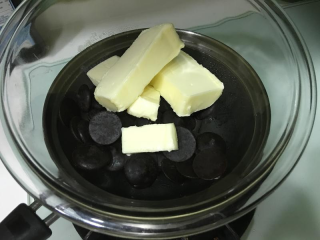 巧克力熔岩蛋糕,加入黄油隔水加热融化。
