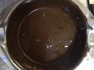 巧克力熔岩蛋糕,熔化成巧克力液，离火放凉。