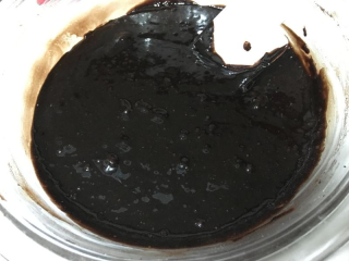 巧克力熔岩蛋糕,轻轻搅拌至无粉状。