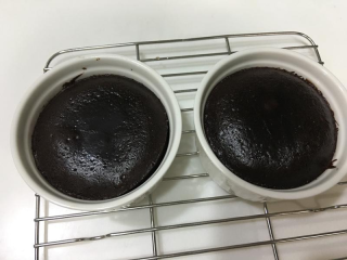 巧克力熔岩蛋糕,预热烤箱220度。烤8分钟立刻出炉。