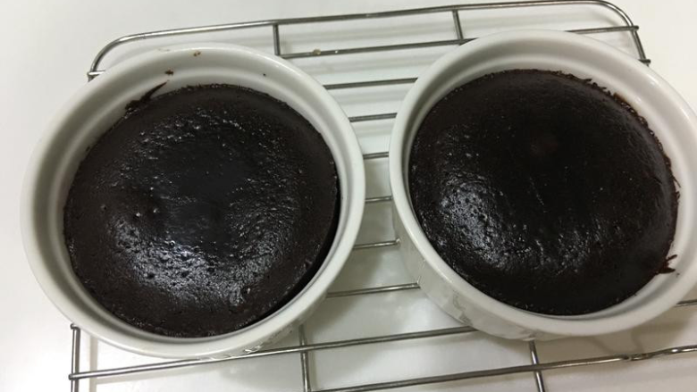 巧克力熔岩蛋糕,预热烤箱220度。烤8分钟立刻出炉。