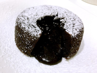 巧克力熔岩蛋糕,食用前可以筛少许糖粉