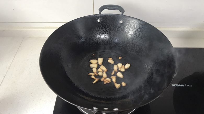 香菇酱拌粉,
另起一口锅，热锅，放入肥肉熬出油