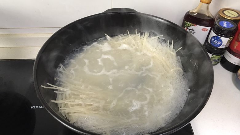 香菇酱拌粉,锅中烧开一锅水，放入米粉小火煮熟