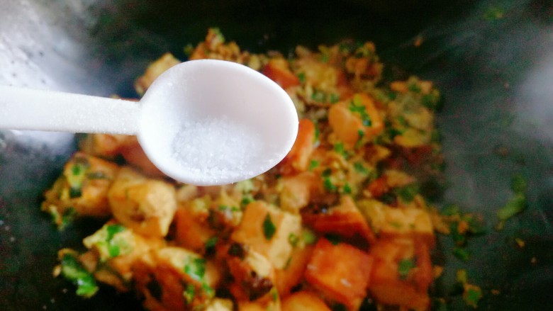 韭菜末鸡蛋煎豆腐,放少许食盐