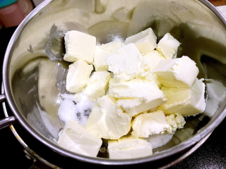 奥利奥冻芝士蛋糕,奶油奶酪加入砂糖隔水软化