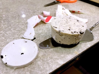 奥利奥冻芝士蛋糕,冷藏的蛋糕，只要把纸杯蛋糕的纸模撕开，即可轻松脱模。