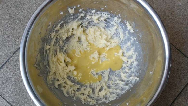 情人节爱心夹心饼干,将蛋液分次加入打发后的黄油中，每次加入后用打蛋器搅打均匀后再加入下一次蛋液