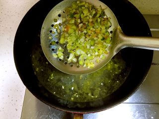 白萝卜肥牛汤,用漏勺将汤中的葱姜蒜黄灯笼辣椒酱滤掉不要。