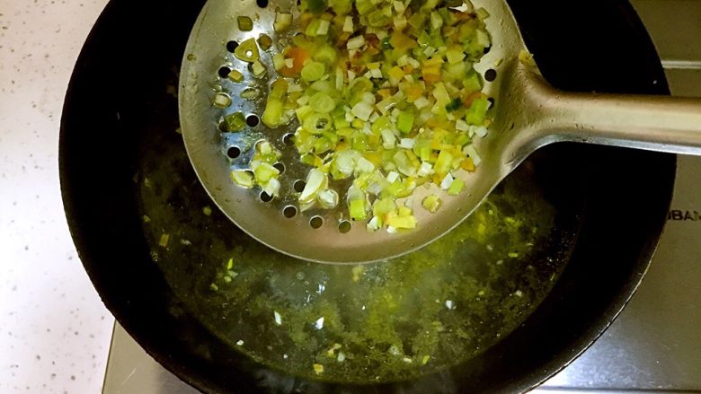 白萝卜肥牛汤,用漏勺将汤中的葱姜蒜黄灯笼辣椒酱滤掉不要。