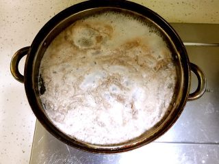 白萝卜肥牛汤,锅中烧水，大火烧开倒入肥牛，加入1汤匙料酒煮1分钟去血沫。