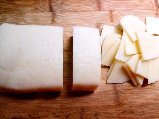 家常炒黄粿,再切成大概0.4厘米的片