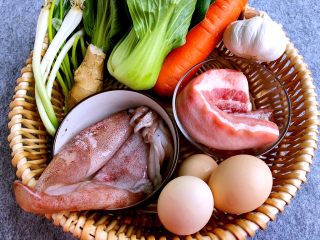 家常炒黄粿,配菜：鱿鱼，五花肉，鸡蛋，上海青，胡萝卜，生姜，蒜头，葱