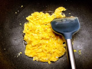 家常炒黄粿,鸡蛋摊好用锅铲弄碎，盛到碗里备用