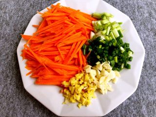 家常炒黄粿,胡萝卜洗净去皮切丝，姜洗净去皮切末，蒜去皮切末，葱洗净切段，葱白和葱叶分开放