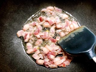 家常炒黄粿,锅里再放入少许油，放入五花肉中火煸炒