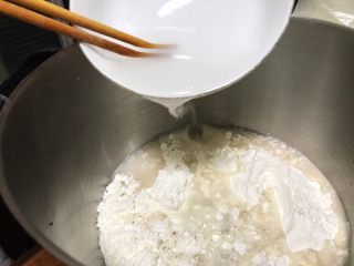菜肉包子,酵母、白糖放入温水中搅匀，静置5分钟，倒入面粉中