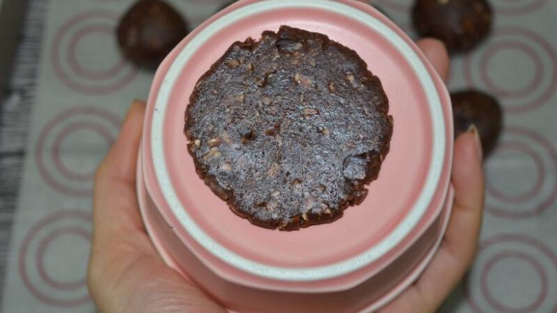 美式可可燕麦巧克力豆脆饼,170度预热烤箱
用布丁碗底把小面团压扁，用手就能取下～