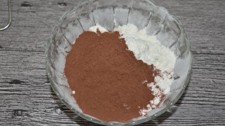 美式可可燕麦巧克力豆脆饼,可可粉和低筋粉混合均匀