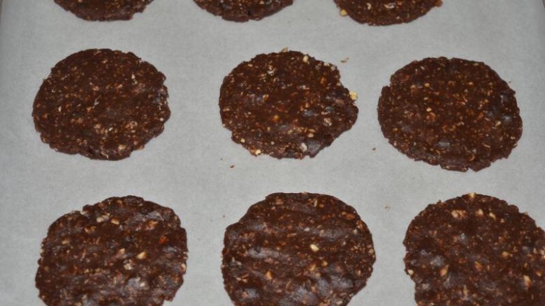 美式可可燕麦巧克力豆脆饼,有间隔地排放到烤盘上
170度烤15分钟即可
