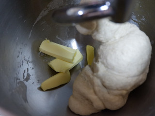 香葱肉松面包卷,然后加入黄油揉至完全扩展状态。