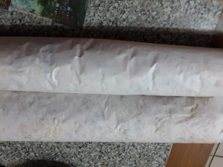 香葱肉松面包卷,用油纸包着一点点的卷起来，放在一边定型至面包凉透。