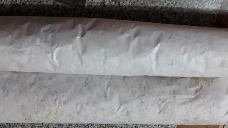 香葱肉松面包卷,用油纸包着一点点的卷起来，放在一边定型至面包凉透。