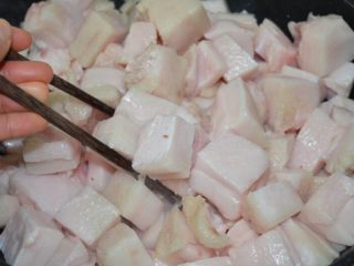 教你如何做出如雪般的猪油膏,一开始可以用筷子把猪板油翻动一下的，
待水分蒸发得差不多，开始出油时转小火
可以不用动了，让它慢慢熬煮