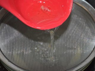教你如何做出如雪般的猪油膏,通过筛子倒进碗里