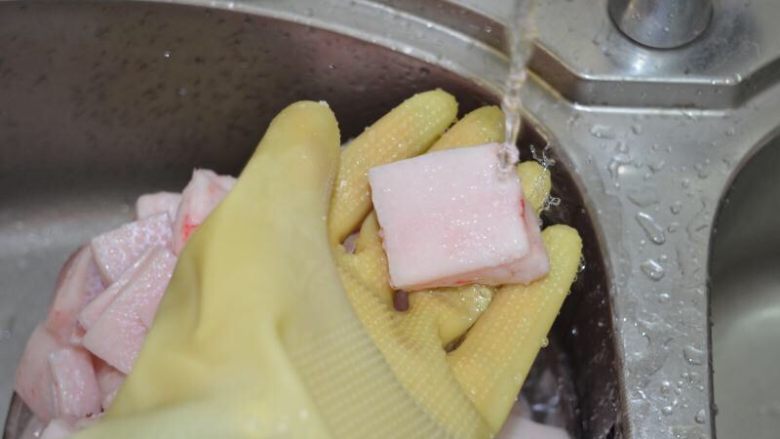 教你如何做出如雪般的猪油膏,把猪板油去皮，切成2cm大小一款
用水冲洗干净，稍微沥干一下水