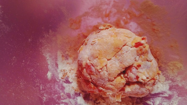 芋泥柿饼,加入面粉，用手捏成团，柿子本身就很甜，不用加糖~