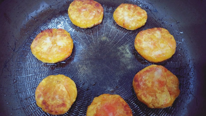芋泥柿饼,平底锅热油，将柿子饼收口向下放入锅中，用铲子压平，煎30s翻面，直至两面金黄
