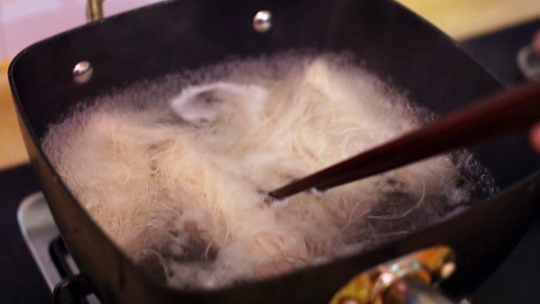“成长”,倒入面线用筷子搅散，浮起捞出放入盆中。