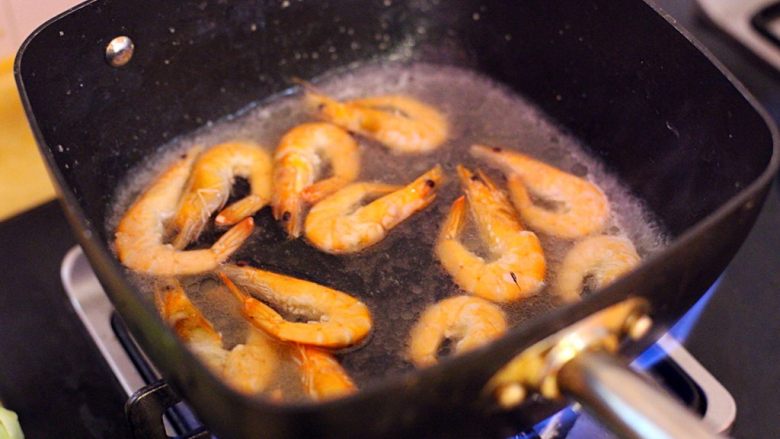 “成长”,待鲜虾变色后倒入干贝汤汁及干贝，烧开后倒在面线上。