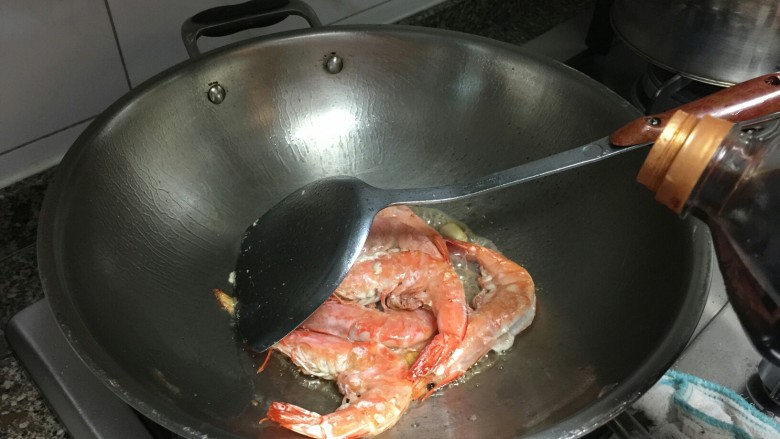 干烧大虾,放入一勺味极鲜