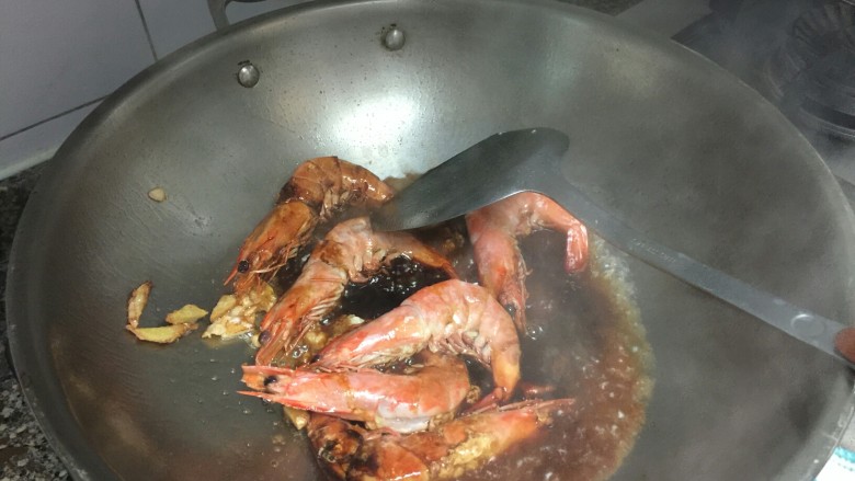 干烧大虾,加入适量热水