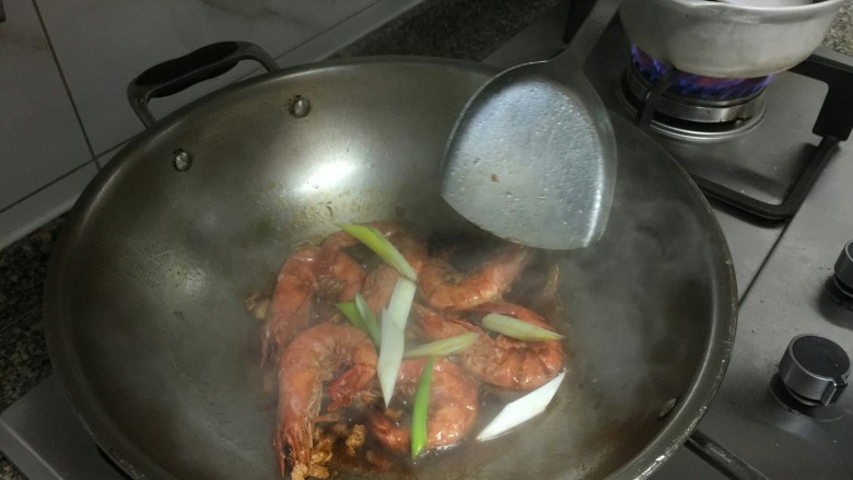 干烧大虾,转大火收汁后加入葱段，即可起锅