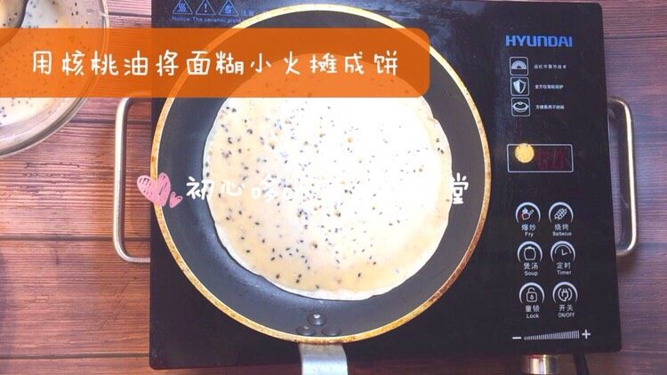 宝宝辅食：芝麻核桃饼,用核桃油将面糊小火摊成饼