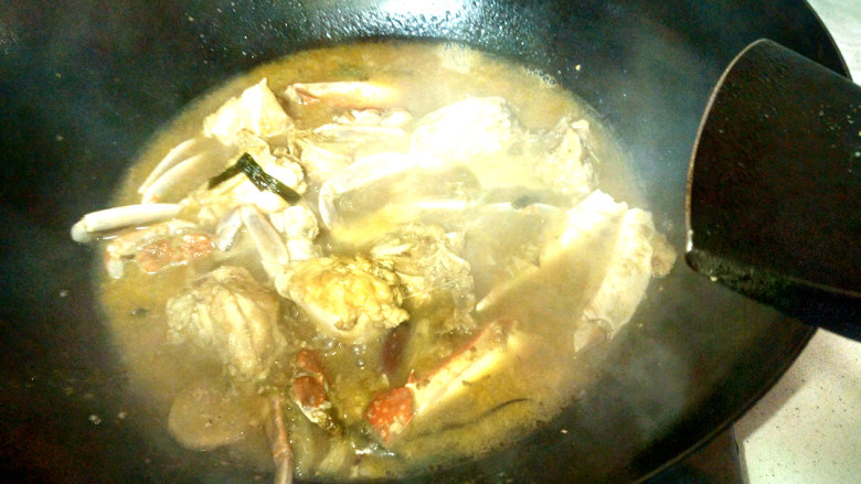 豆腐蟹煲,盖上锅盖，大火煮三分钟。