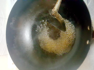 快煎牛排,随后，锅中放一点点生抽，糖，黑胡椒，熬成汤汁。