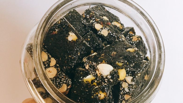 黑芝麻花生糖,放进密封罐里保存，可以吃很久，不会坏