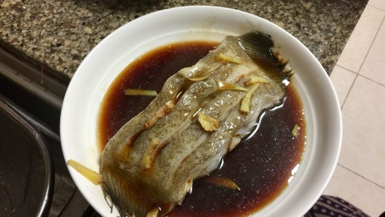 我爱鱼鲜系列➕清蒸鸦片鱼,应该把蒸鱼的姜丝取出的，着急吃饭忘记了😛。把调好的味汁浇在鱼上